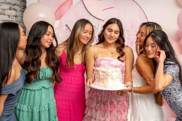 Maddies_Bday_party-girls_with_cake